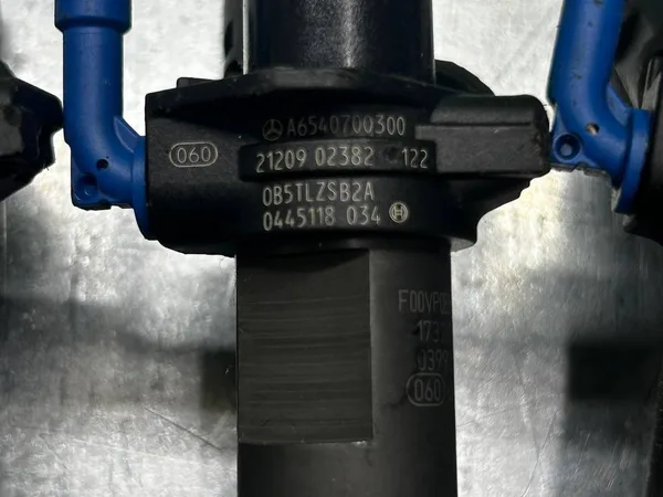 Bosch OEM A6540700300 — Bosch Injector A6540700300 Mercedes C220d E220d GLC220d Sprinter